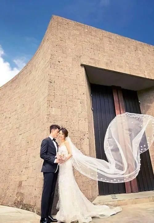  『婚纱』选完婚纱还有头纱，选对头纱，拥有你的超甜头纱吻
