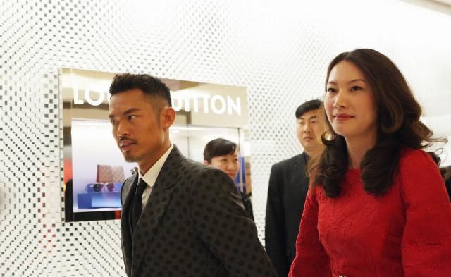  【迷人】谢杏芳林丹同框，谢杏芳一袭红裙搭配黑丝袜性感迷人，大长腿抢镜