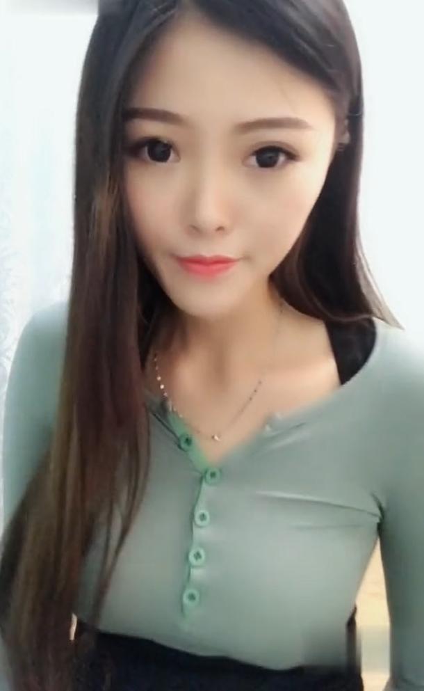 曲线好美的小姐姐，紧身衣改变了她的形象!