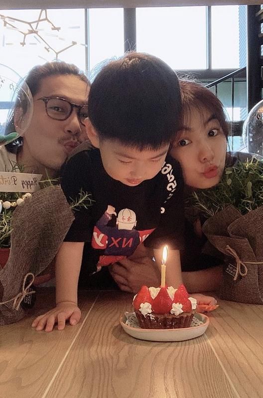 「生日」Ella一家三口为儿子庆3岁生日，蛋糕尺寸太迷你，1米9老公会撒娇