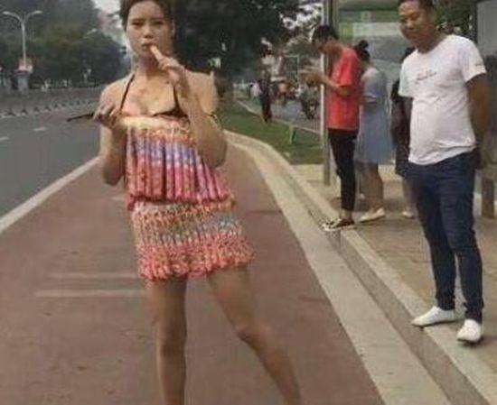 大热天女孩穿着冰棒做的裙子, 边吃边等公交车, 网友: 好身材啊