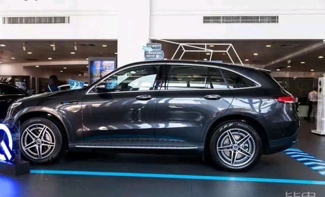 「娱乐系统」续航415km+5.2s破百!实拍奔驰首款纯电SUV
