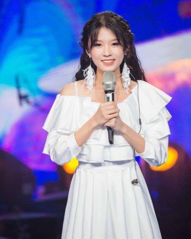  #洪一诺#终于信了洪一诺只有78斤，看她穿裙子露出的腿，还没我手臂粗