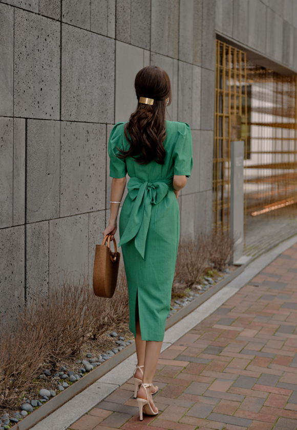 头条女神孙允珠，青松柏木夏日绿茵灯笼袖礼裙