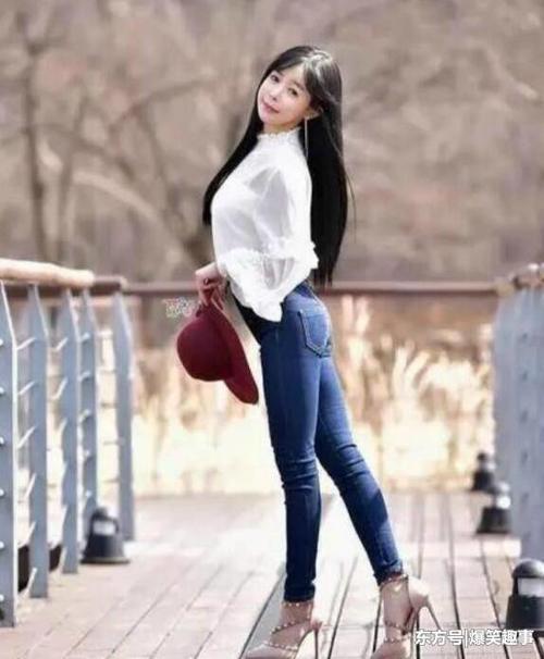 贴身紧致的牛仔裤，轻松衬托出美女完美身形，塑造迷人气质！