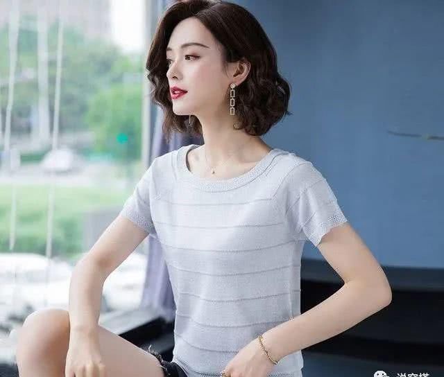  『穿衣』女性来到中老年，更要重视穿衣搭配，这几种气场服装，穿上才了解有多漂亮