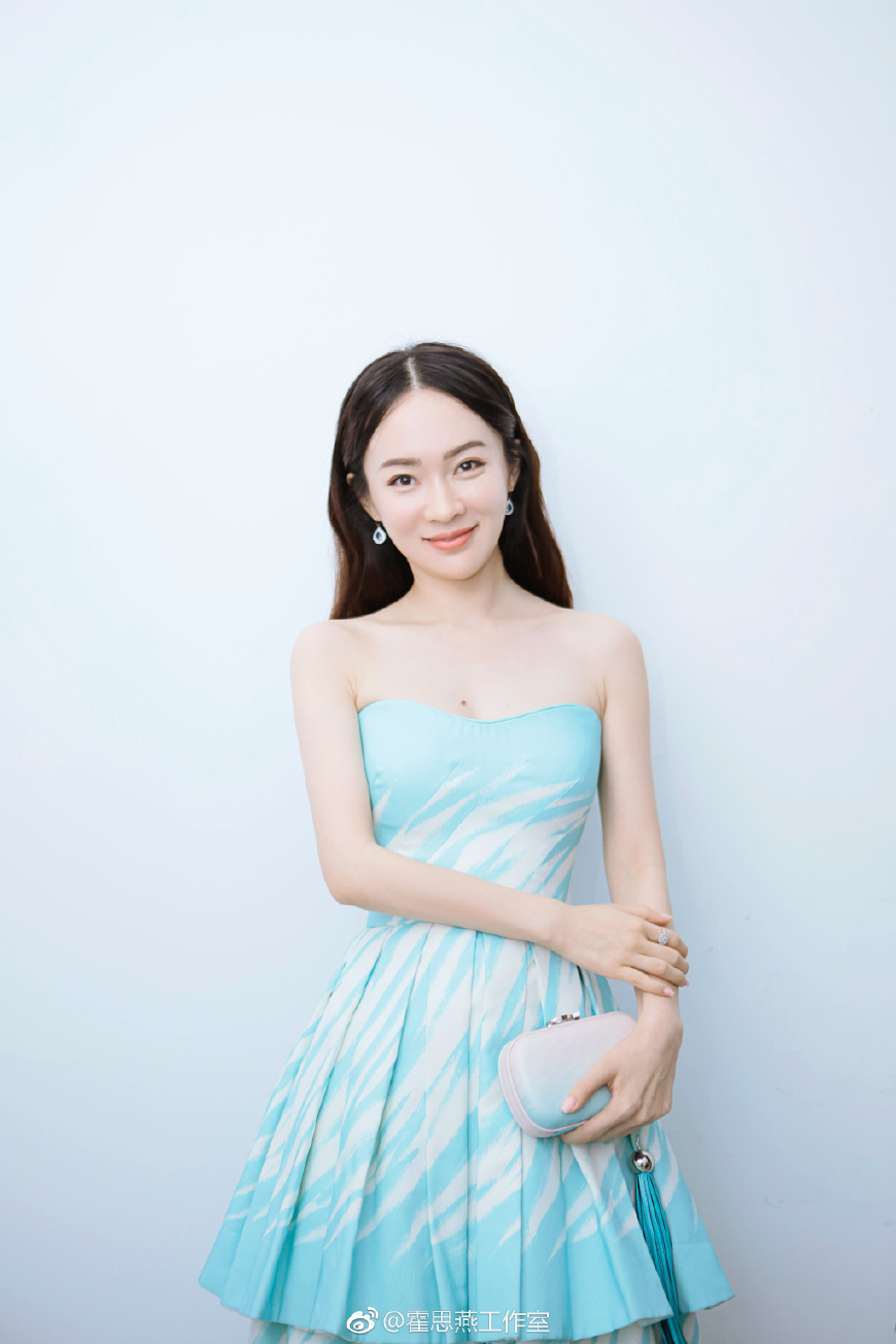 34岁江一燕厉害了！一袭蓝色连衣裙女神范十足，网友：比霍思燕美