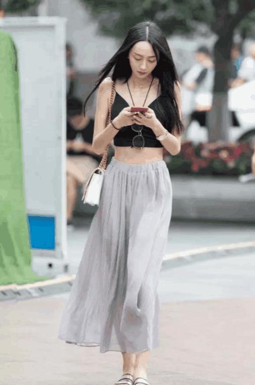 街拍：黑吊带薄纱裙的美女小姐姐，有人偷偷喜欢你！