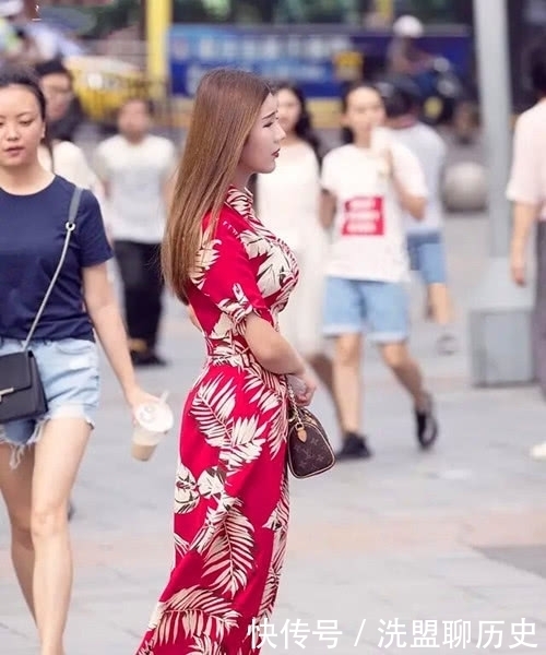 风范|街拍,时尚美女连衣裙穿出典雅风范,高挑修身展示端庄秀丽的一面