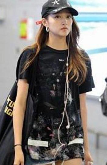 关晓彤豁出去了? 超短裤往上提0.3cm就露了