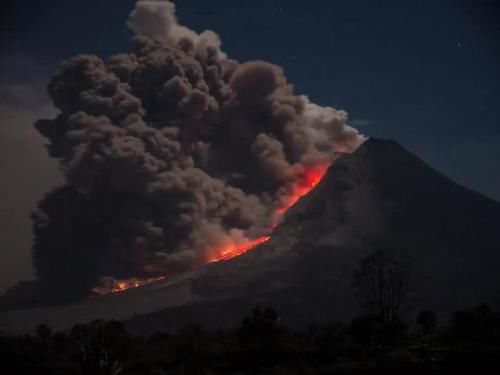 世界上“最不危险”的火山，人们在上面行走，还有人在上面烧烤