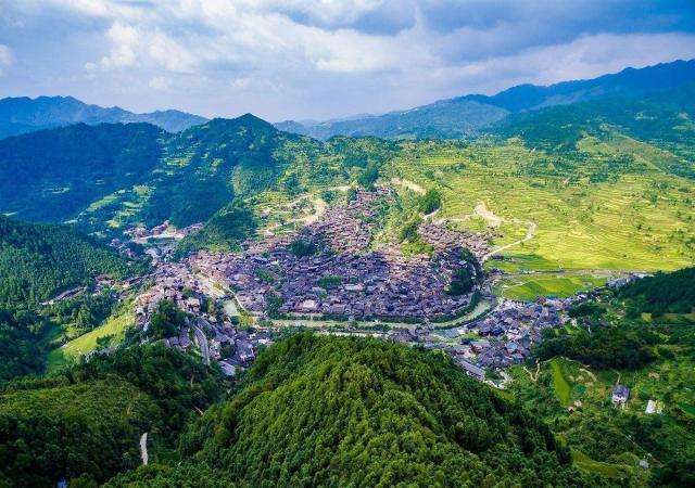 中国唯一没有平原的省份，汇聚49个民族，景点超多风景堪称一绝！