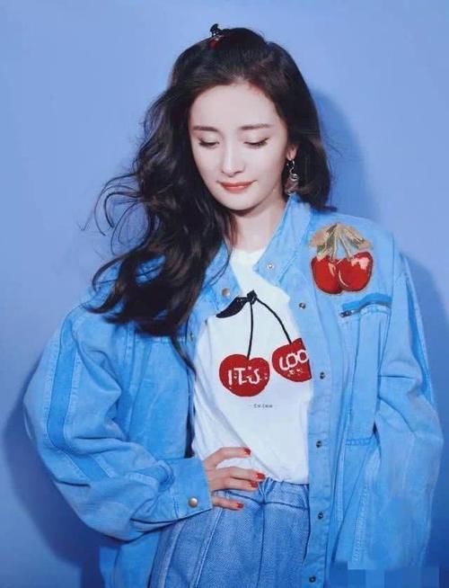  扎苹果头@“丸子头”已失宠！现在流行男女通吃的“苹果头”，减龄显脸小