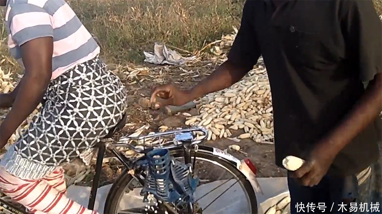  「玉米」小哥发明“自行车”剥玉米机，不用油和电，一天能剥5亩
