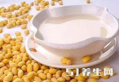 再饿,这5种食物也不能空腹吃,吃错等于“服毒”,有人已经中招