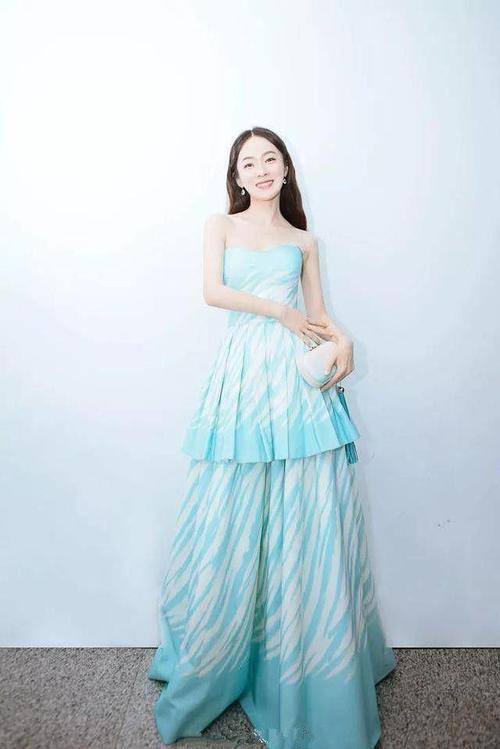 霍思燕不愧是好老婆,开叉长裙下面搭长裤,网友:杜江可以放心了