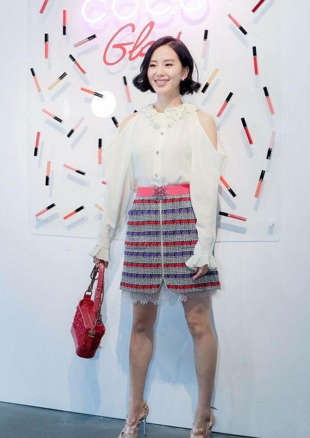 刘诗诗尴尬了！穿包臀裙还故意张开大腿 网友：四爷教你蹲马步？