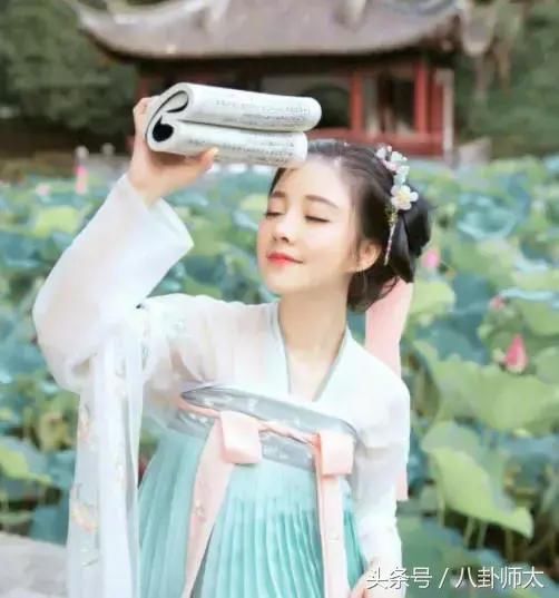 杨清柠穿水手服的样子很美吗？冯提莫穿汉服才让人挪不开眼！
