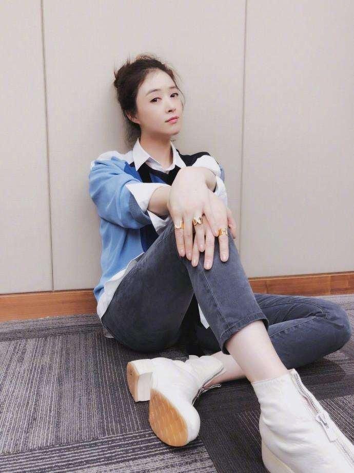 尴尬了! 蒋欣T恤搭配短裤现身机场秀美腿, 网友直呼:还是不秀的好