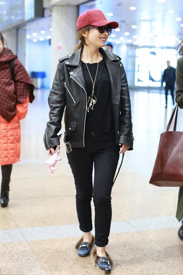 吴昕穿牛仔裤现身，脚却踩一双10元的拖鞋，网友：要不要这么搞笑