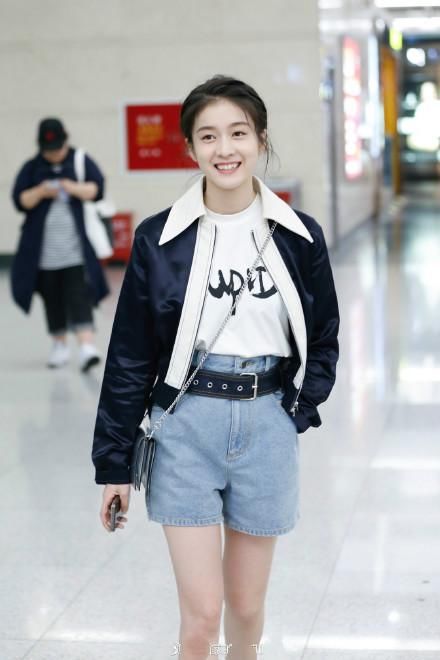 25岁杨紫和21岁张雪迎机场秀，看了她们的腿，难怪秦俊杰选择分手