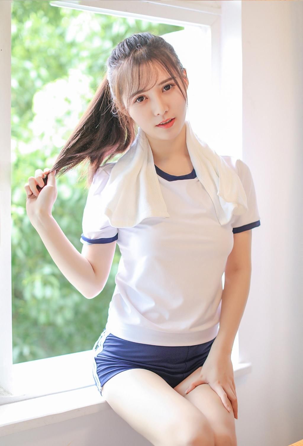 教室美女紧身运动服美腿性感写真