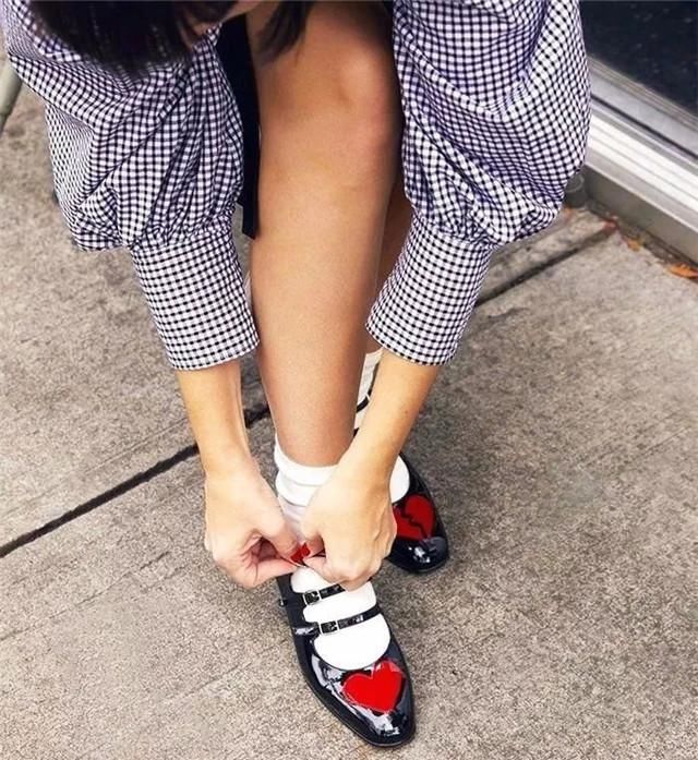 『过时』小白鞋过时了!今年流行的“玛丽珍鞋”,搭裙子,优雅时髦美上天