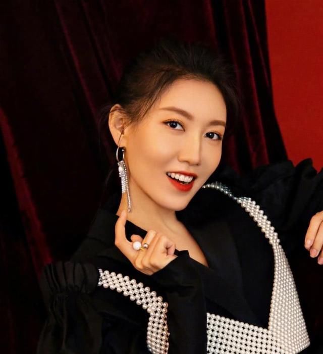  少女：林小娘高露短上衣配修身裙甜美又可爱，简直就是少女