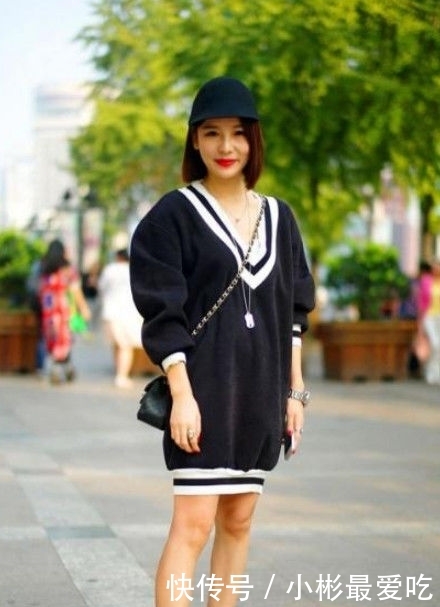 美女:美女穿着一身黑色的连衣裙,散发着一种成熟的美感与气质,街拍