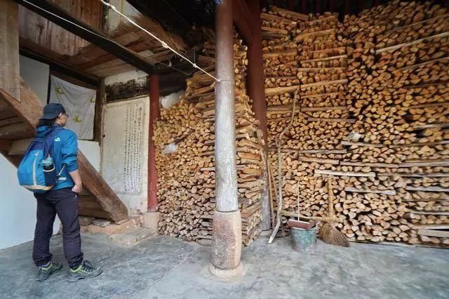 深山里八十六岁老人：古朴山寺独自修行30年，粗茶淡饭一心向佛