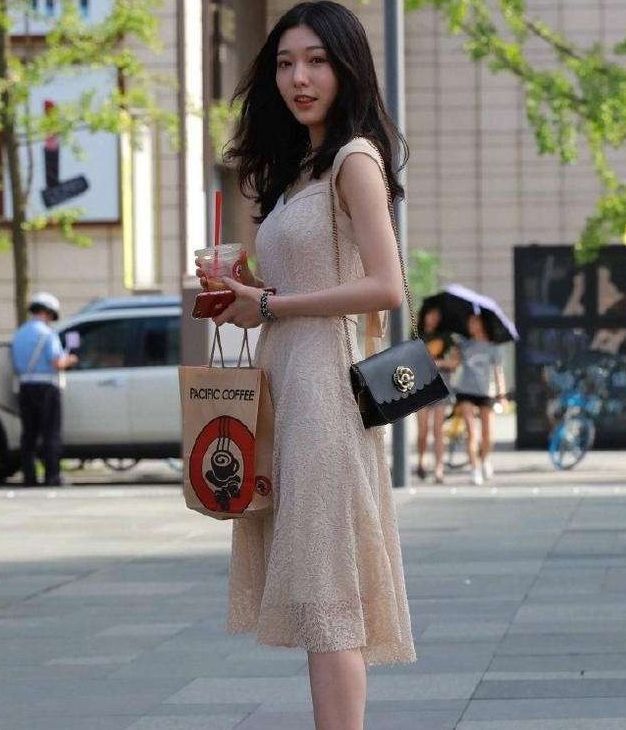  小美女■街拍：白色抹胸衣搭配黑色破洞紧身裤，肌肤如玉，小美女笑容甜美可爱