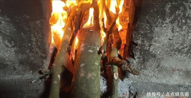  「糍粑」现在过年打糍粑都现代化了，做出来居然比手工做的还好吃