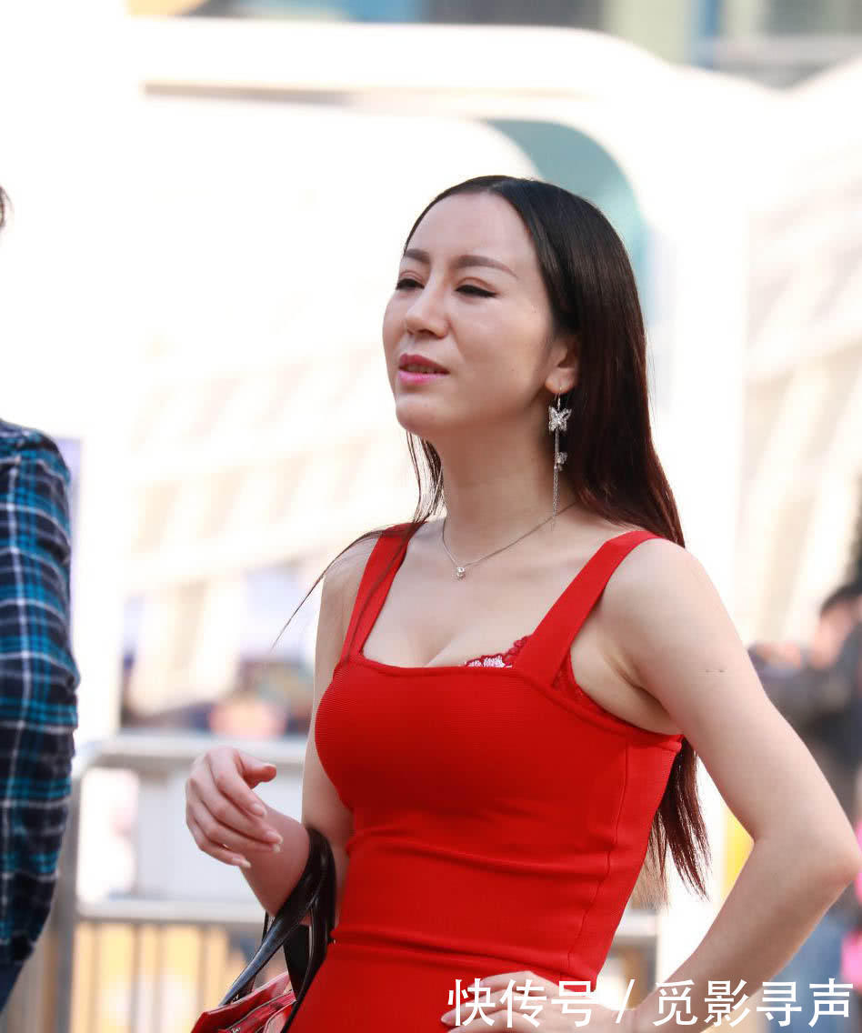 傲娇的成熟女人魅力确实诱人，一袭红色包臀短裙身材太迷人