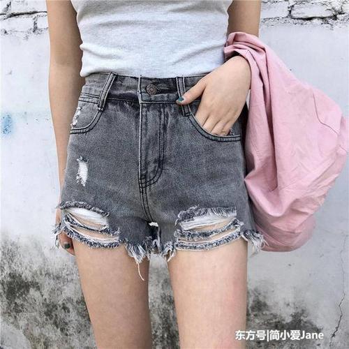 学院风少女紧身热裤，轻松勾勒出迷人的腰线