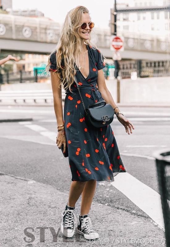 It Girl钟小姐亲自示范:这么穿帆布鞋最好看!