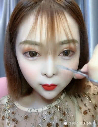 小姐姐自己在家剪刘海，刘海剪完下巴却歪了，网友：安排