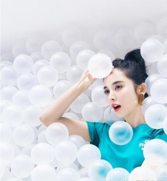 女星与气球合影，杨幂高级感，热巴唯美，关晓彤少女感!