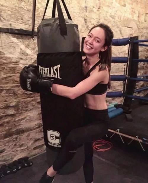 用健身征服Chanel，22岁的她告诉你：自律的女人，有多可怕！