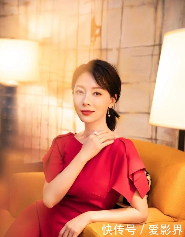 『巴掌』她是董卿心中优雅女人典范,43岁气质好,一袭红裙凸显“巴掌腰”