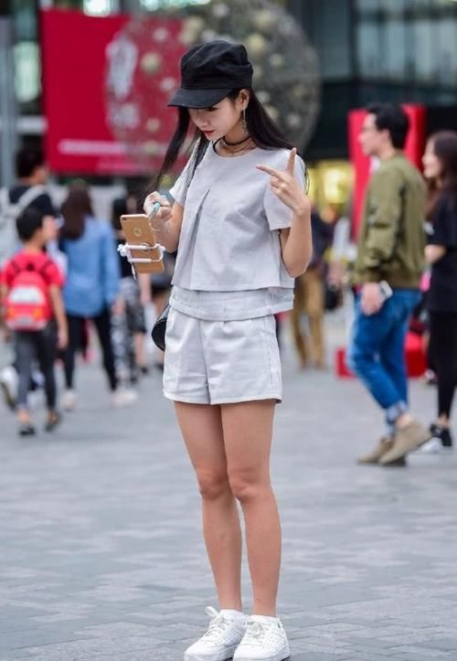  「气质」路人街拍：气质小姐姐一身运动风套装打扮，展现出满满的青春活力！