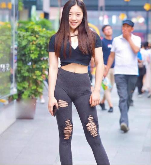 曼妙成熟的紧身打底裤小姐姐，勾勒完美迷人的轮廓，十分吸引人！