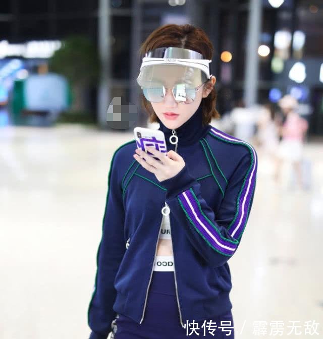 景甜这么短的裙子也敢穿，难怪里面要塞安全裤！