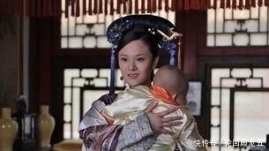 曹琴默@甄嬛传:华妃命人杀害淳儿时,为什么曹贵人让甄嬛到假山去看看?
