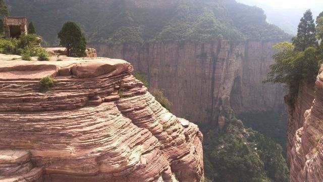 太行山悬崖上这个山村，至今仍然没有通公路，想上山只能步行