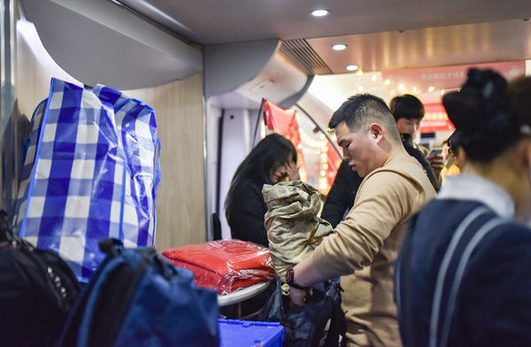  「专列」春运高铁专列送快递小哥回家
