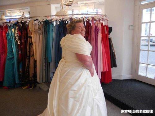 英国胖妞体重305斤,因太胖被人嘲笑,怒减180斤,变成美女