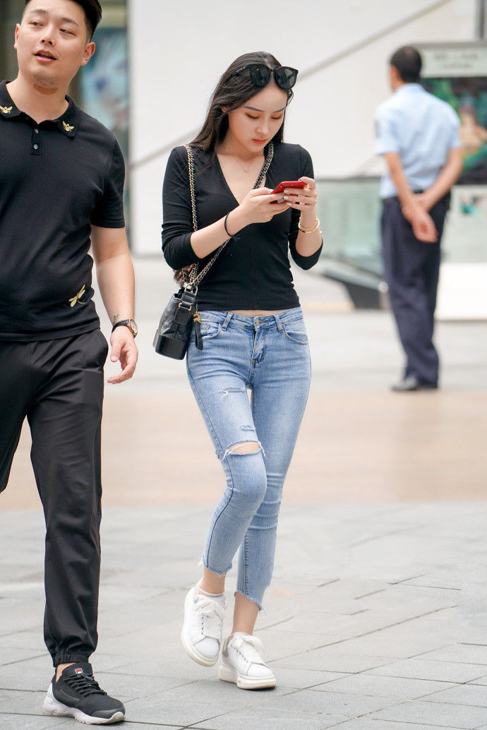 街拍路人，彰显个性的时尚穿搭参考，让你展现独特的迷人气质