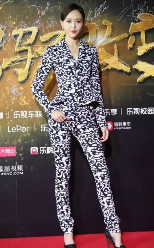 唐嫣的站姿绝了！脚和脚重叠在一起，鞋跟都不见了，怎么做到的？