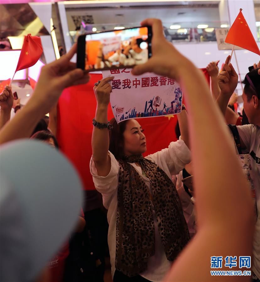  市民■香港市民合唱国歌声援被袭教师