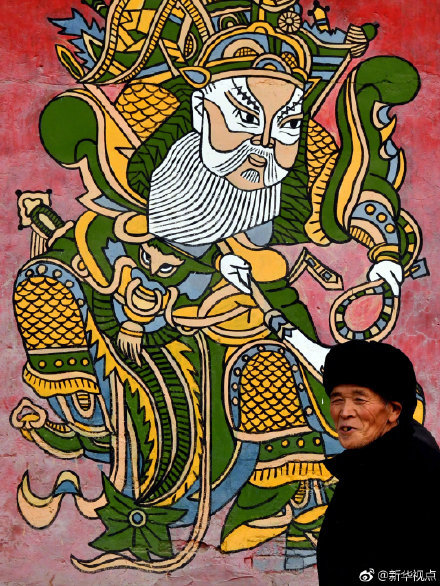 春节将至 又到木版年画艺人秀手艺的时候了